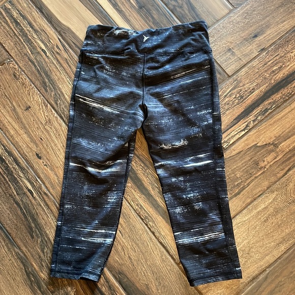 Old navy yoga capris - Picture 4 of 5